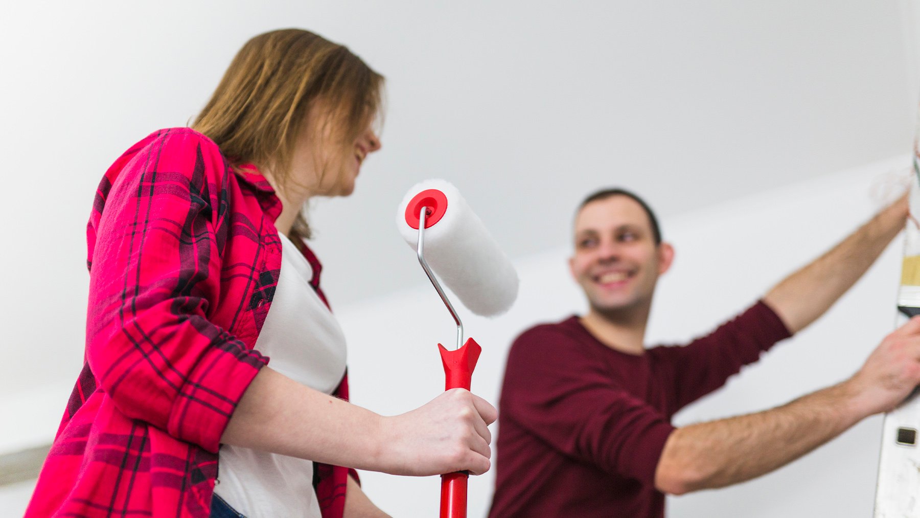 Pareja pintando una habitación. Foto: Freepik.