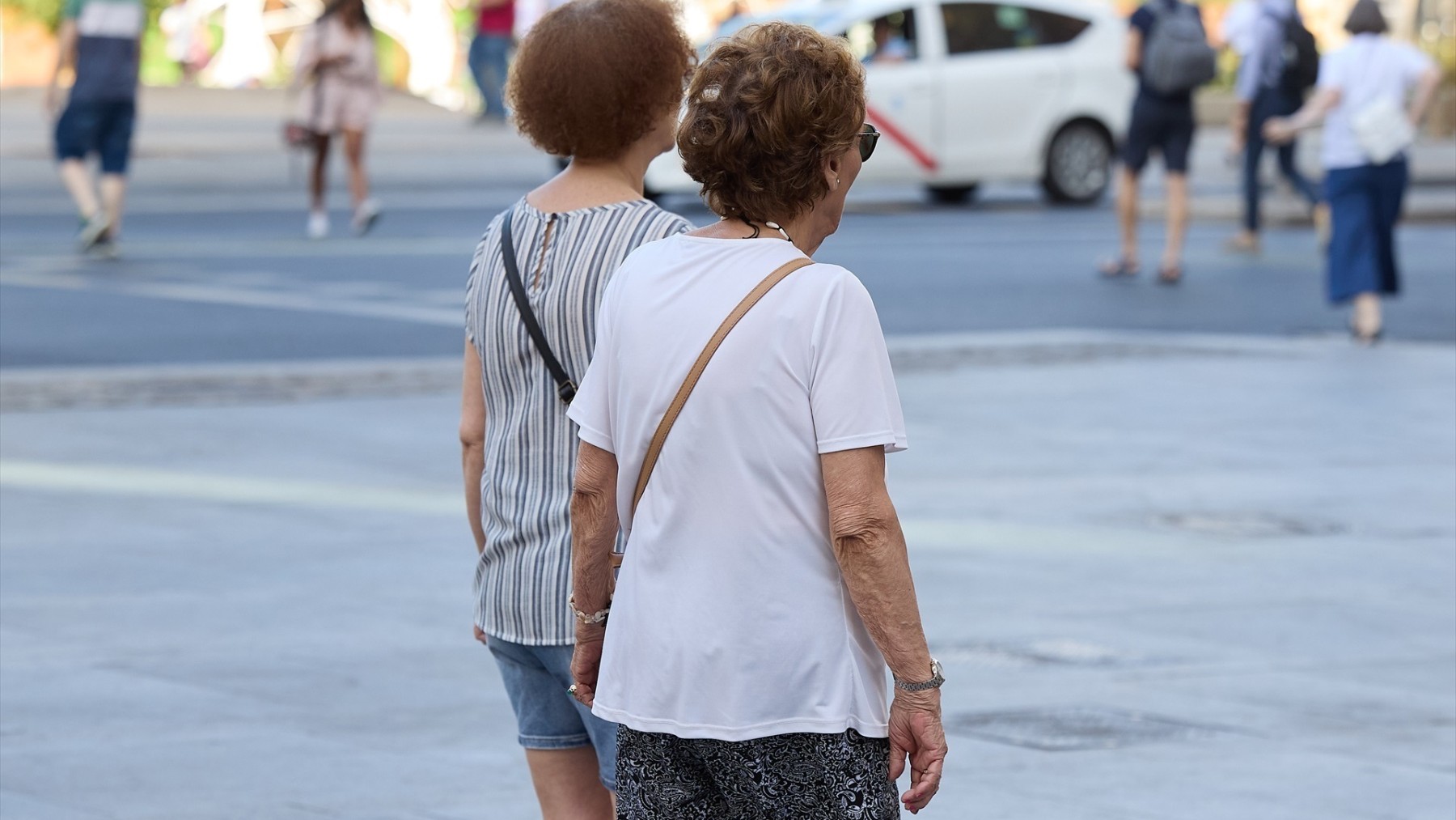 Dos mujeres caminan por la calle. (EP)