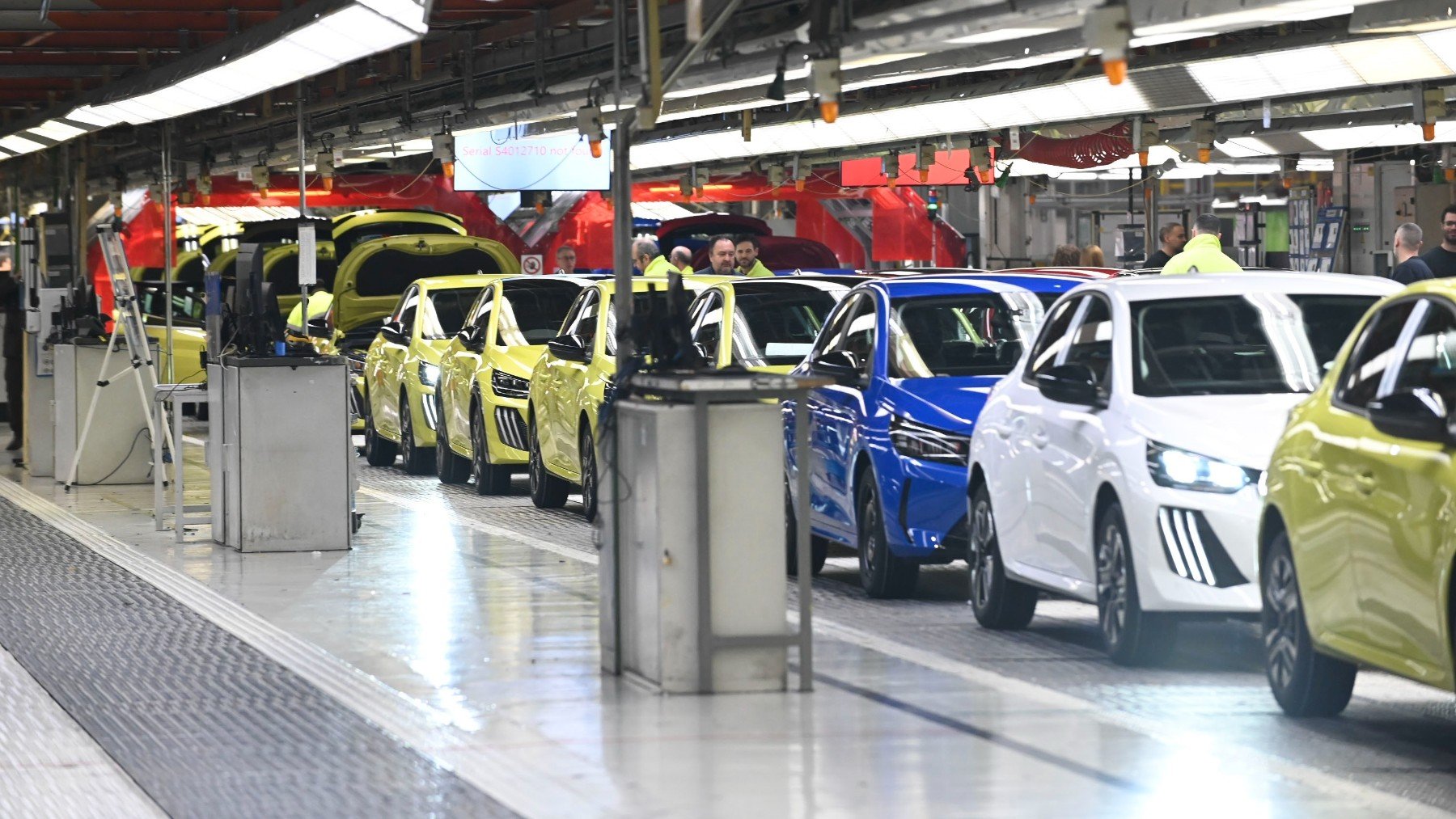 Coches en la línea de producción de la planta de Stellantis en Figueruelas (Zaragoza). (Foto: Europa Press)