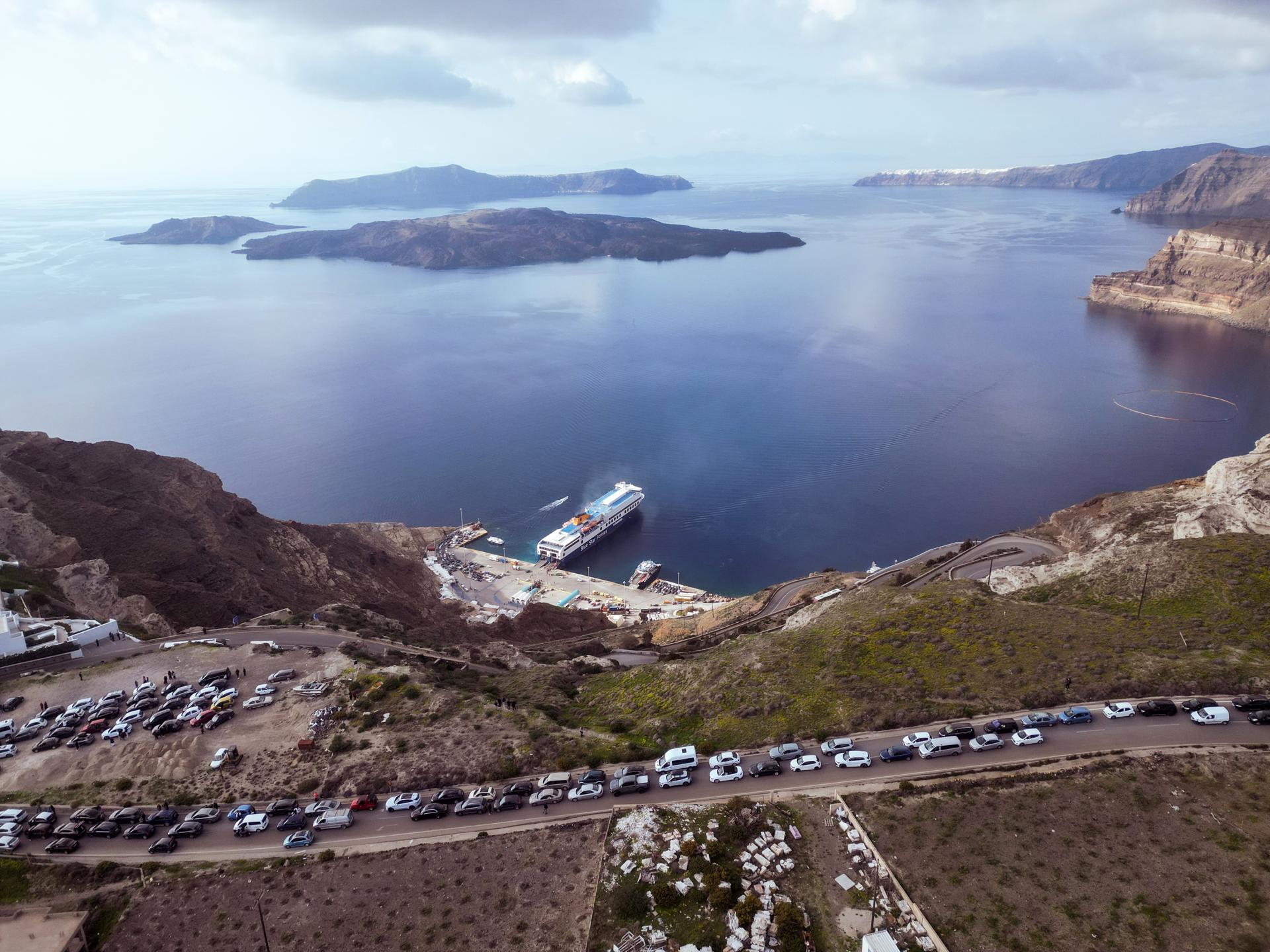 Los coches se agolpan en las carreteras de Santorini. (FOTO: EFE)