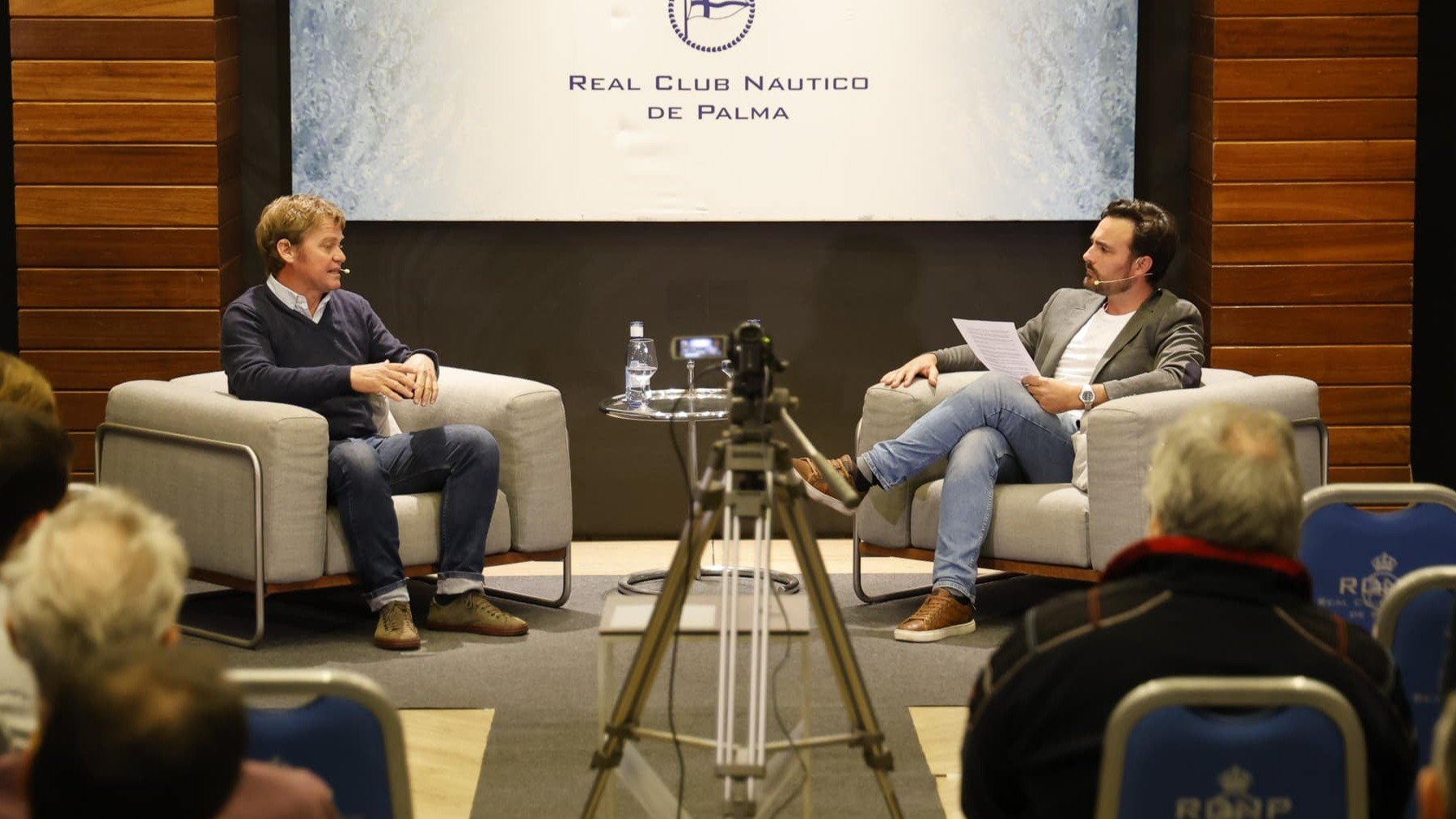 Álex Pella, charlando con Hugo Ramón.