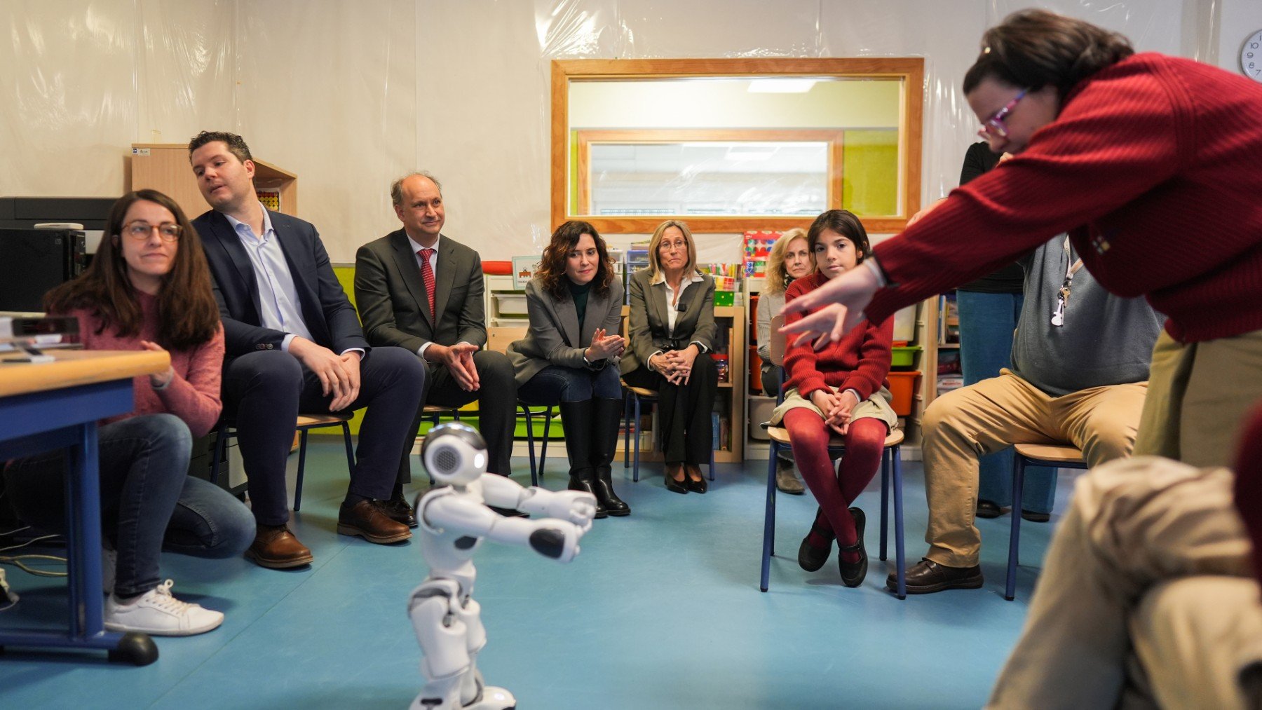 Un robot ayuda a niños con autismo o daño cerebral a mejorar su atención temprana a través de la IA.