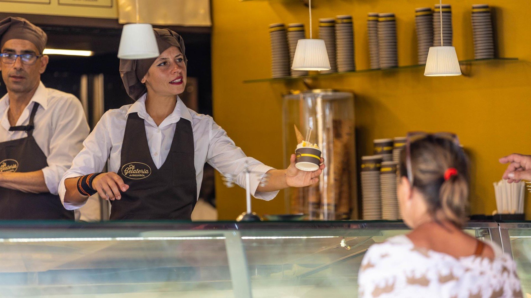 Una mujer compra un helado. (Tomàs Moyà – Europa Press)