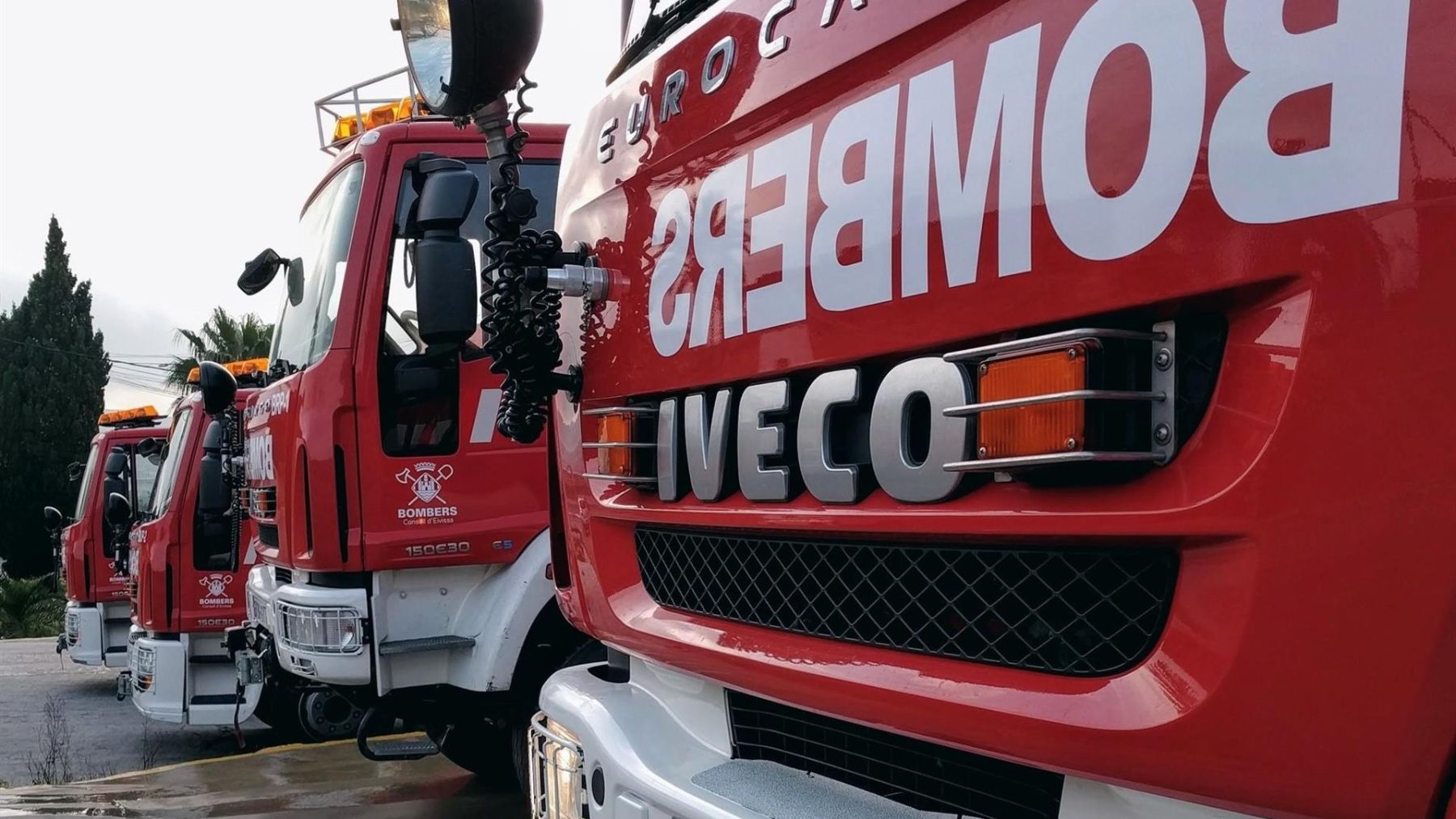 Camiones de Bomberos de Ibiza estacionados.