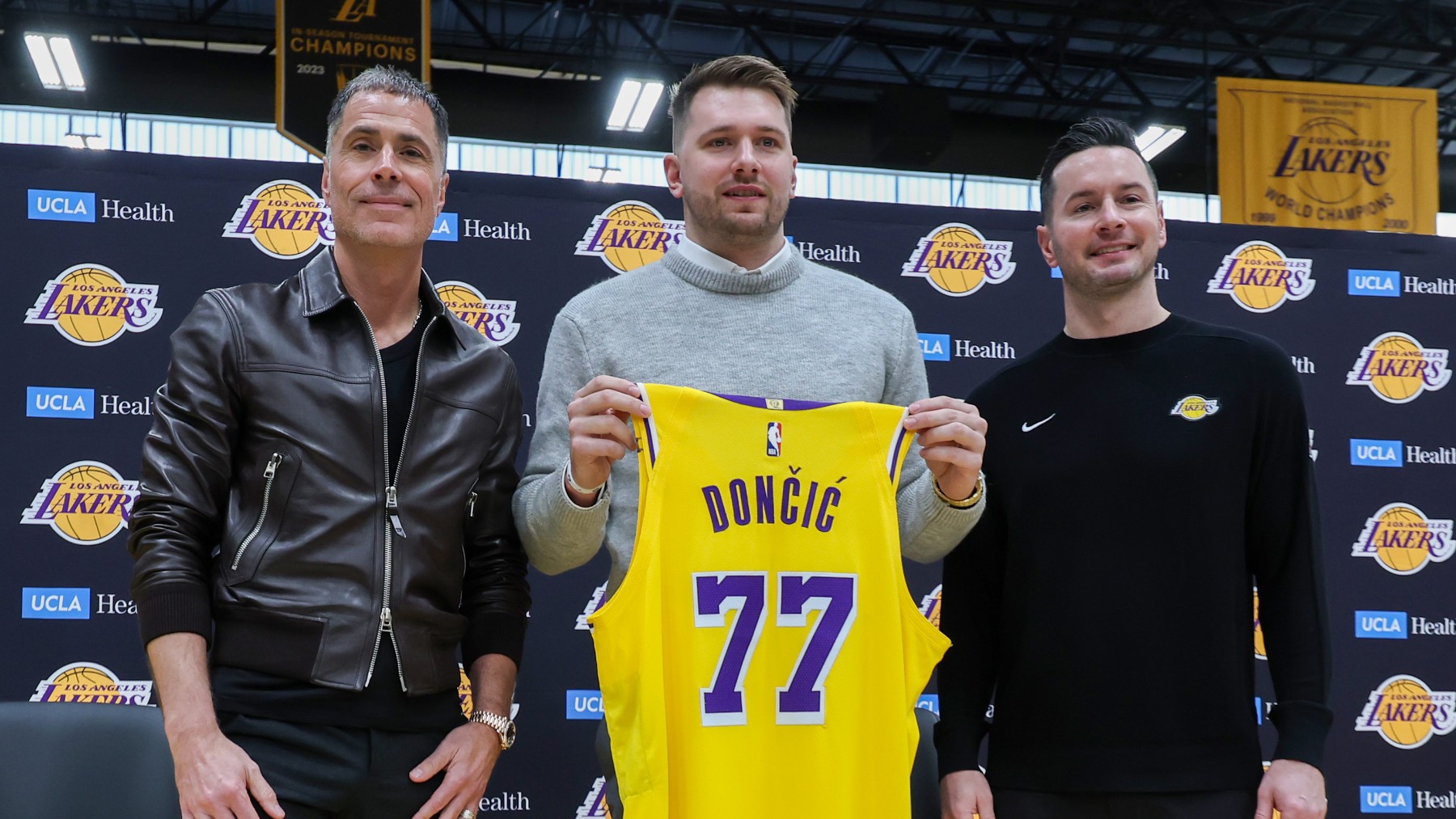 Luka Doncic posa durante su presentación como jugador de los Lakers. (Getty)