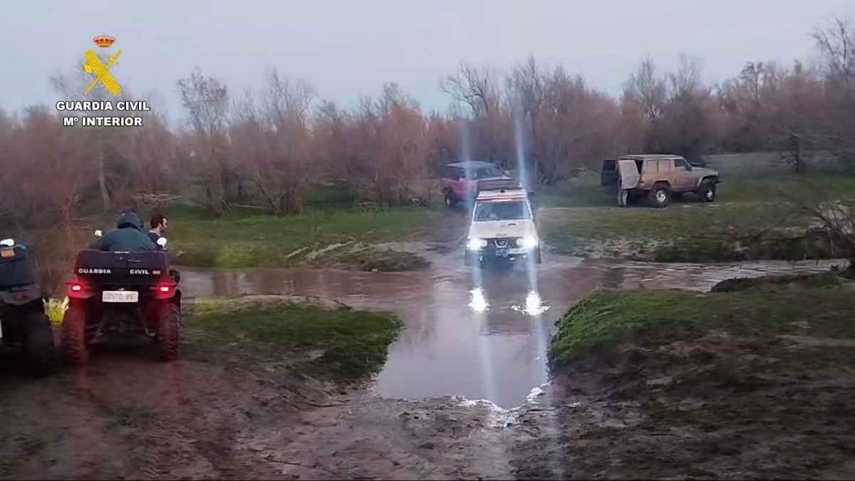 Momento de la actuación del SEPRONA interceptando a los todoterrenos en Doñana (Fuente: Guardia Civil)