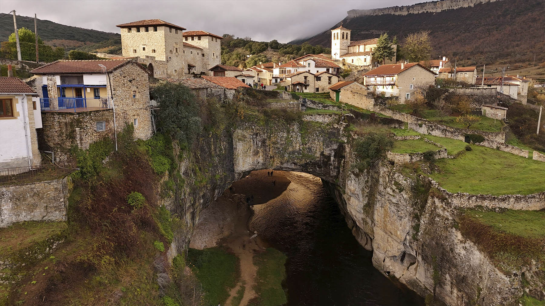 Vista panorámica de Puentedey, un pueblo de Castilla y León. Foto: Pexels.