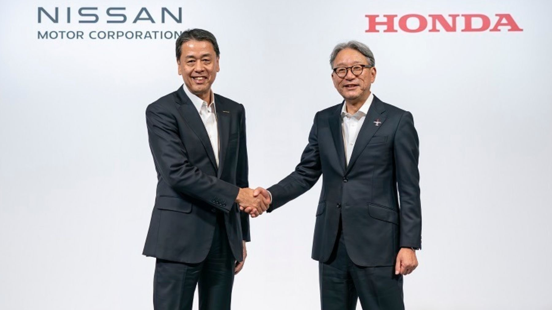 Makoto Uchida, presidente de Nissan, y Toshihiro Mibe, presidente de Honda