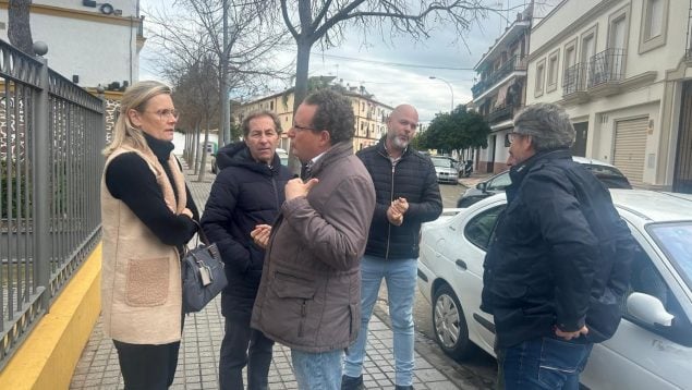 El diputado nacional de Vox por Córdoba, José Ramírez de Río (centro), visita Palma del Río.