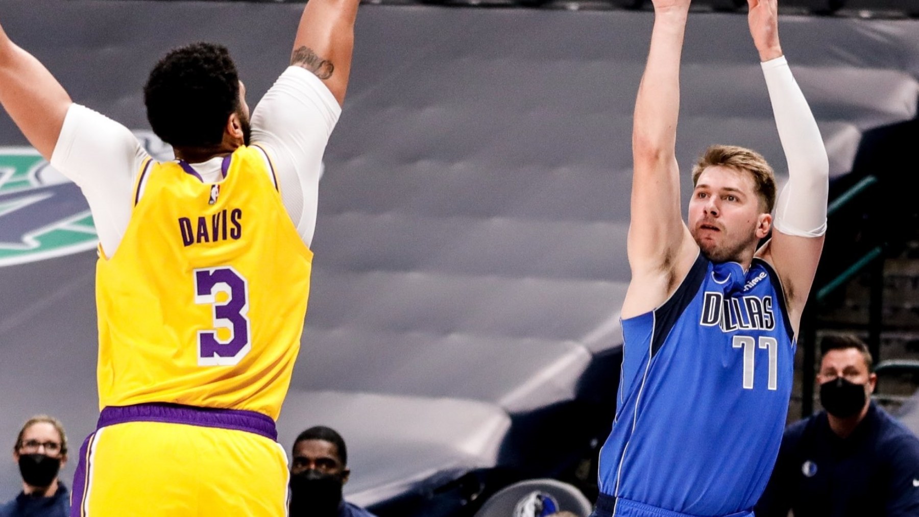 Luka Doncic junto a Anthony Davis. (EP)