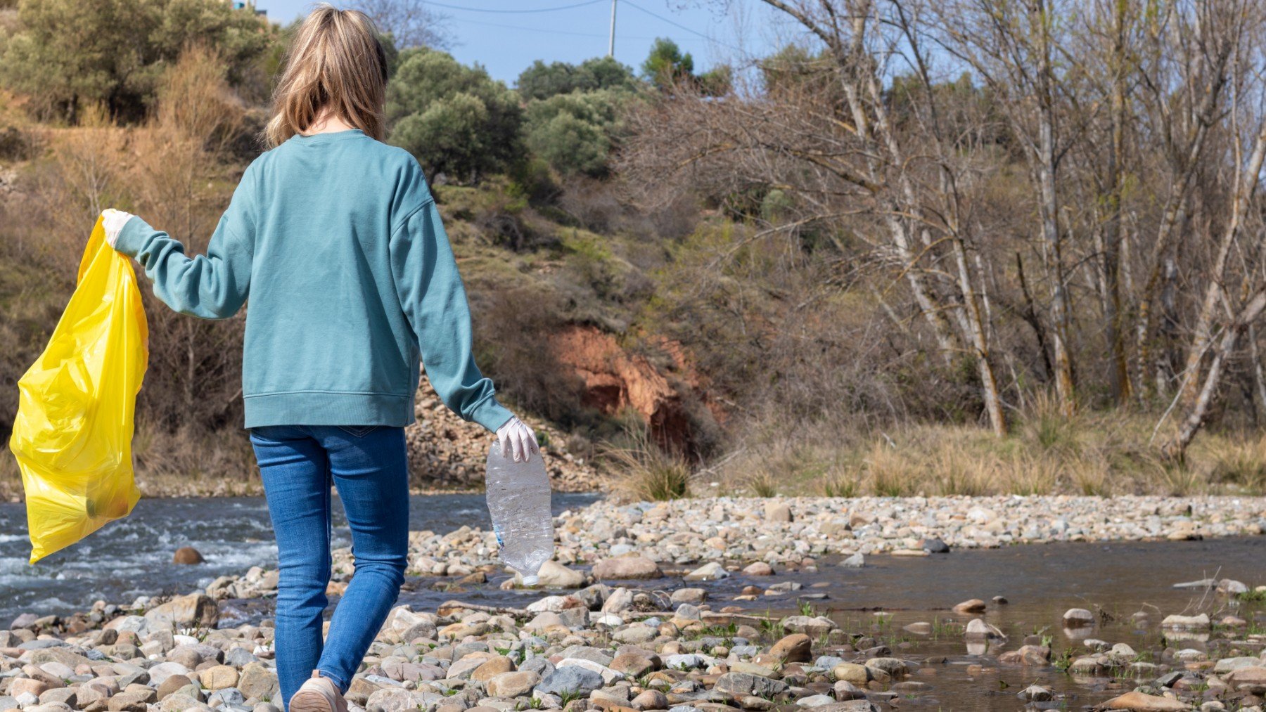 Recogida de residuos en el entorno de un río