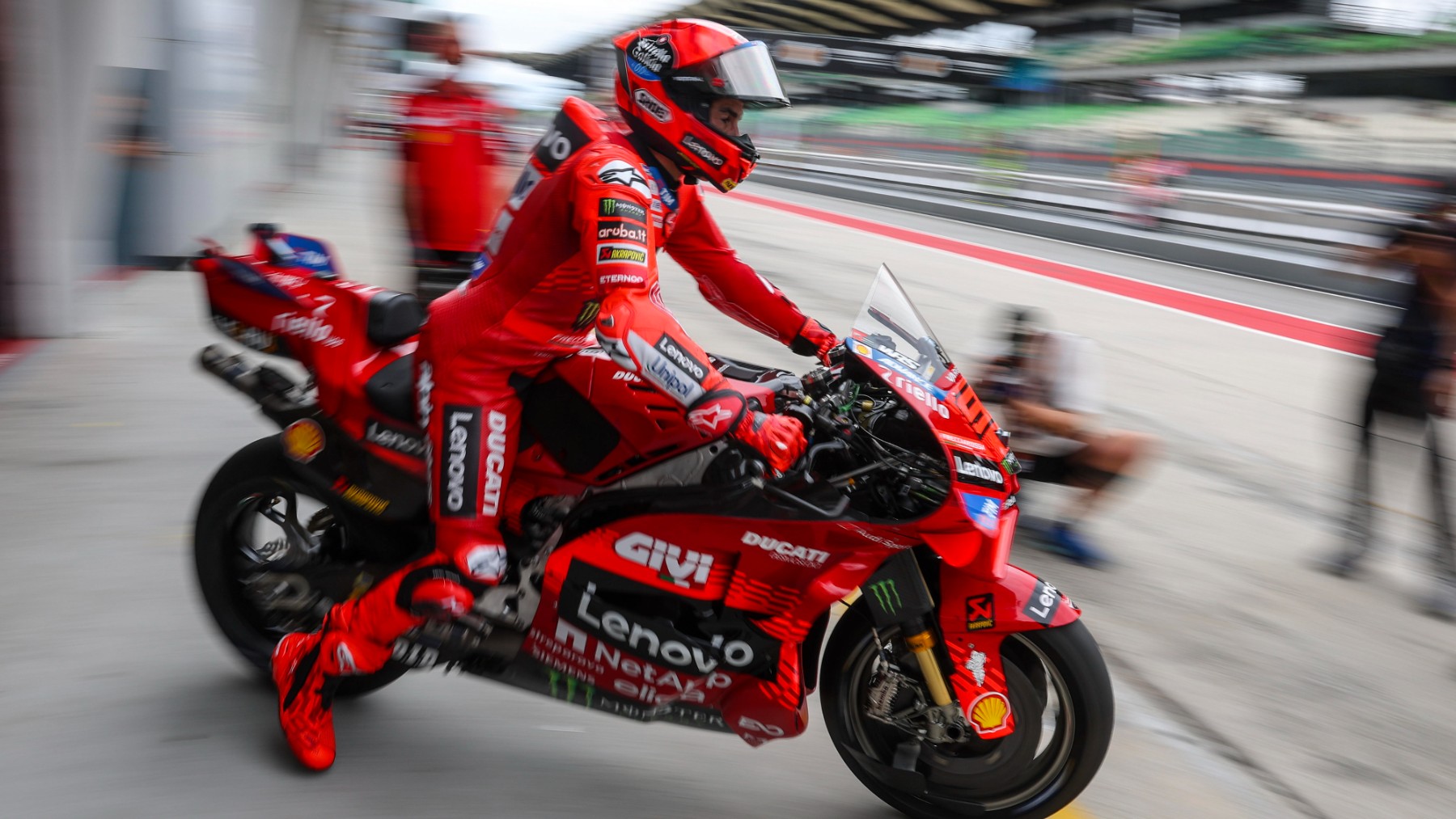 Marc Márquez sale a pista durante el primer día de test en Sepang. (EFE)