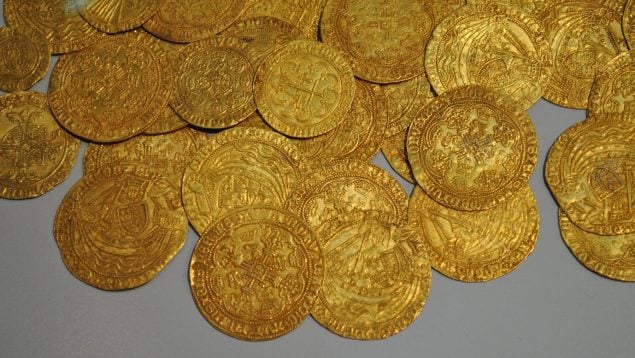 Descubrimiento monedas de oro, descubrimiento histórico, hallazgo histórico de monedas de oro, arqueólogos descubren miles de monedas de oro.