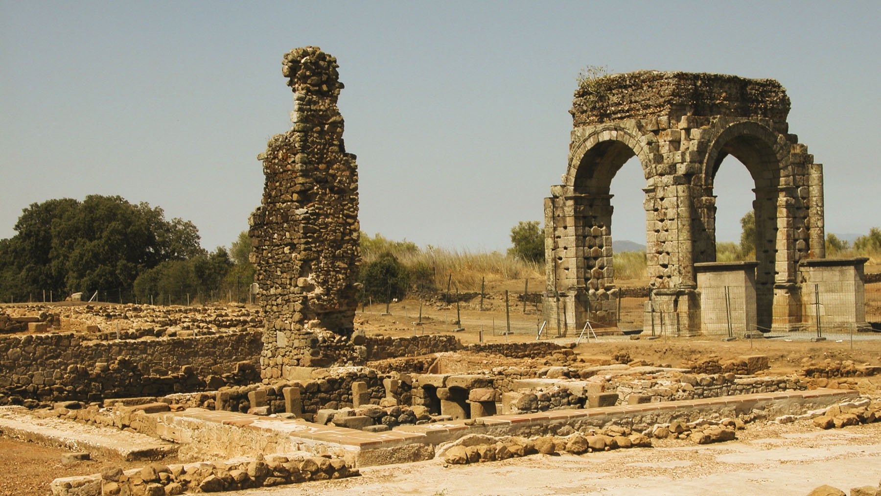 Ruinas de Cáparra. Foto: Jörn Wendland en Wikimedia Commons.