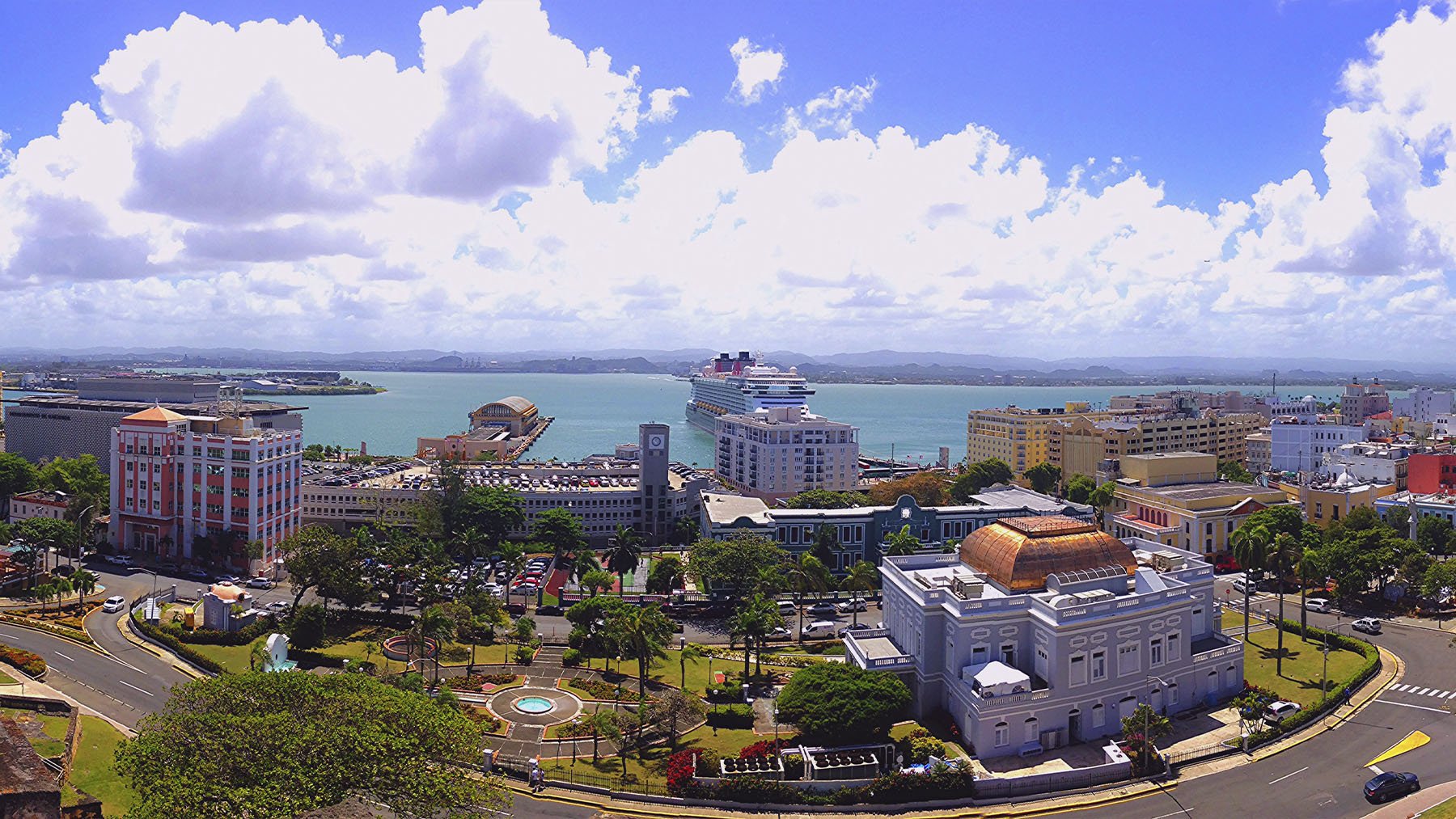 Vista panorámica de San Juan de Puerto Rico. Foto: Chad Sparkes en Wikimedia Commons.