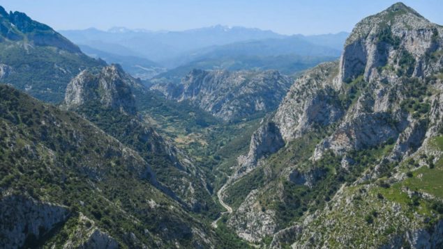 Pueblo, desfiladero, Cantabria