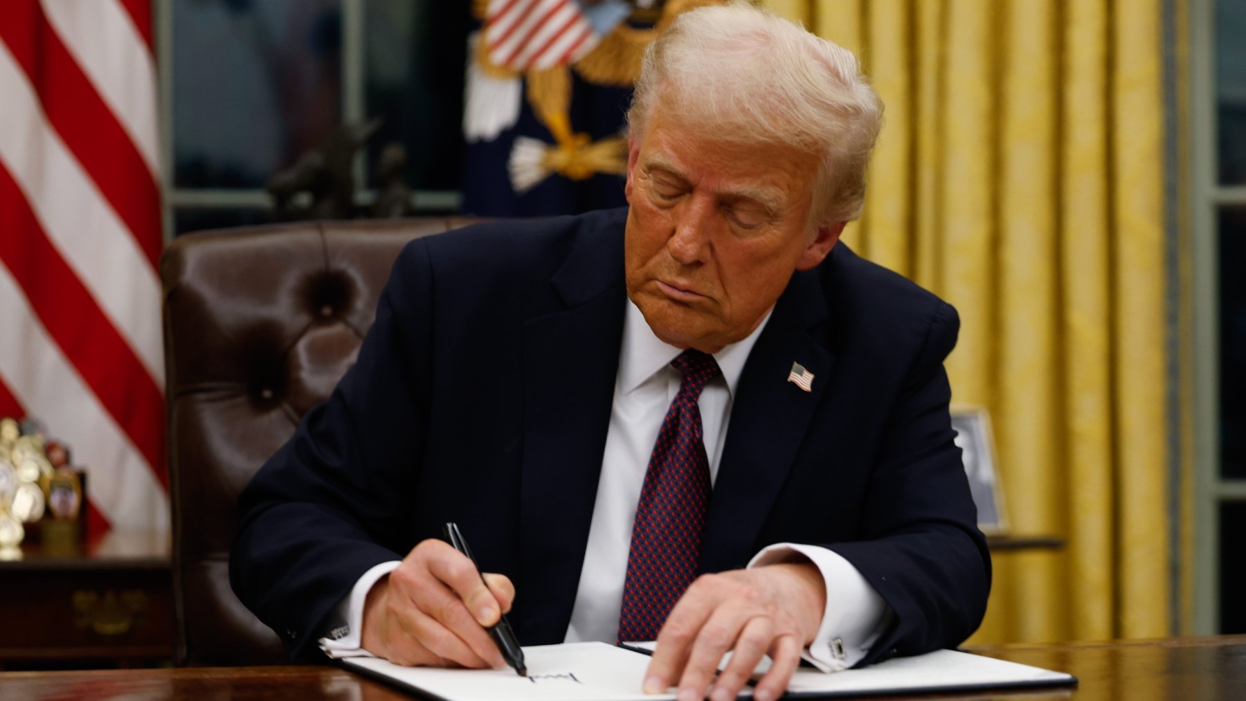 Donald Trump en el despacho oval firma un decreto. (Foto: Getty Images)