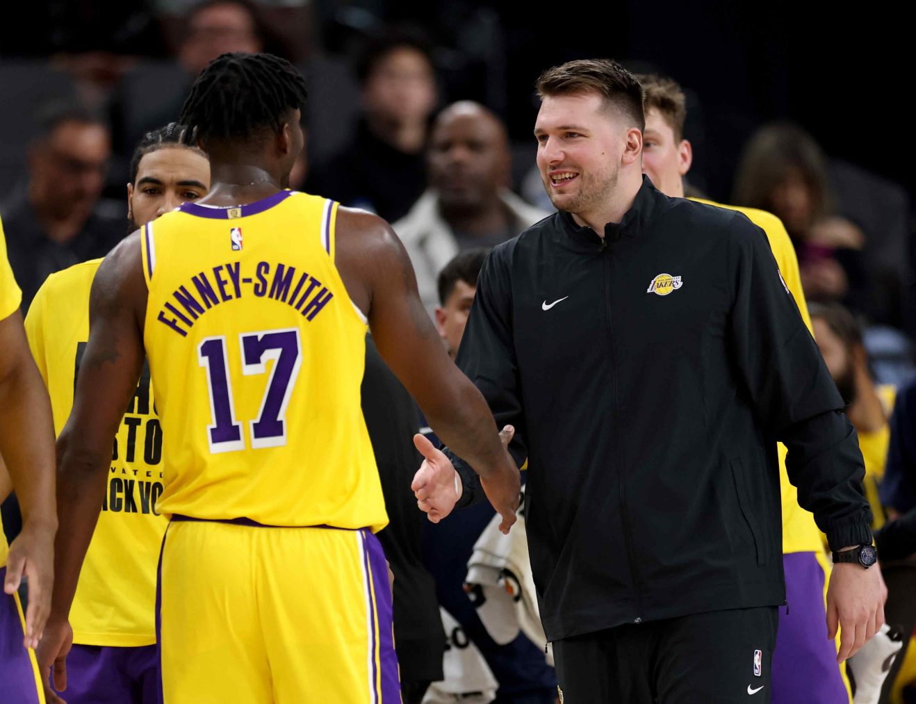 Doncic, en el banquillo de los Lakers. (Getty)