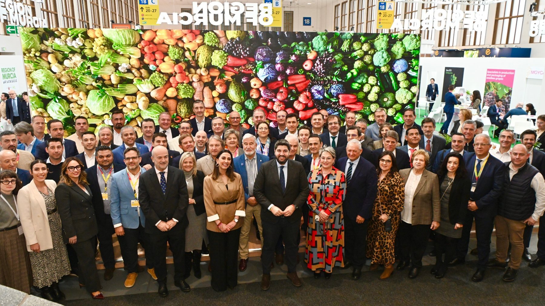 Fernando López Miras en el estand de la comunidad durante la feria hortofrutícola Fruit Logística 2025 de Berlín.