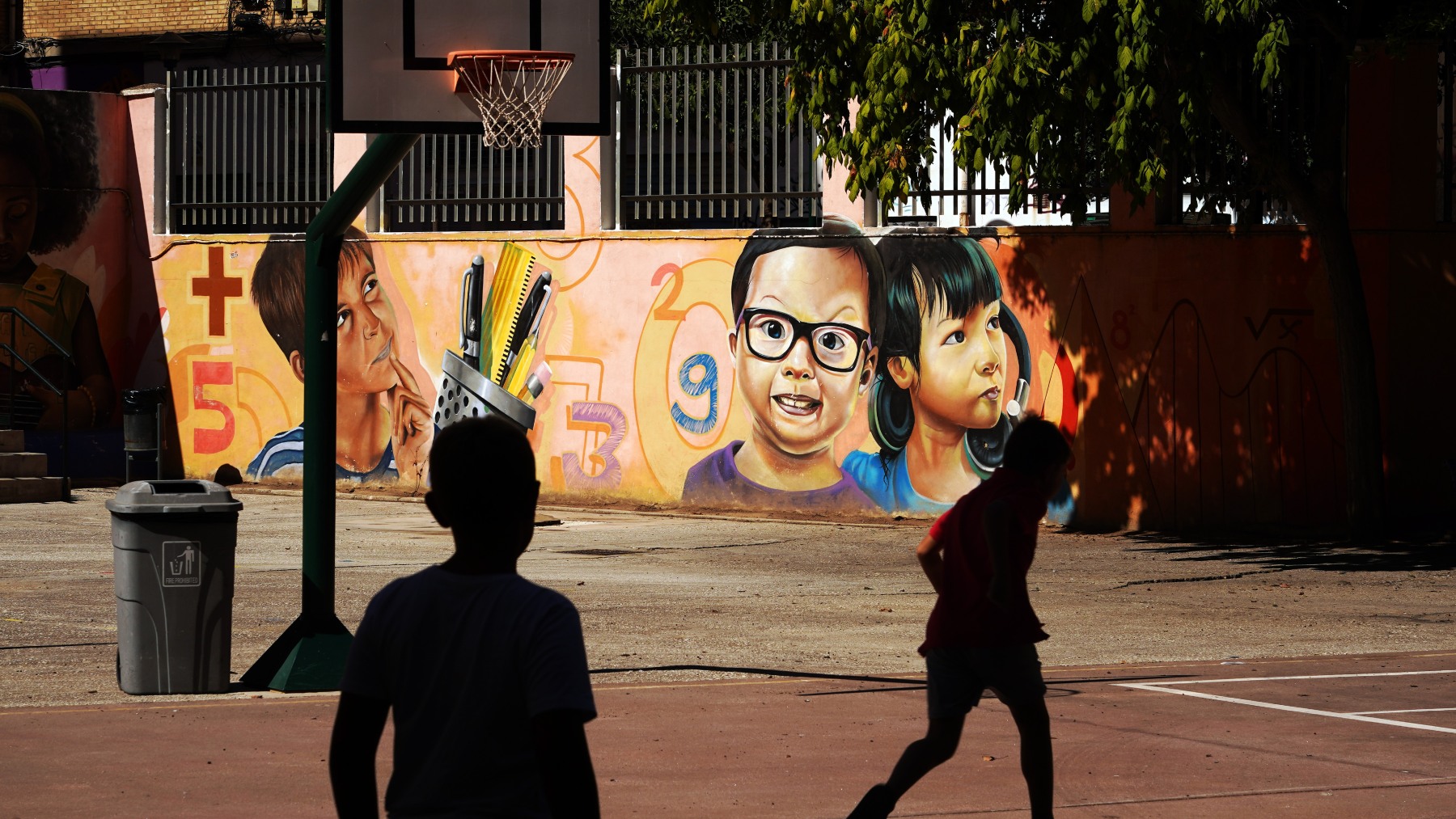 Niños en el patio de un colegio. (EP)