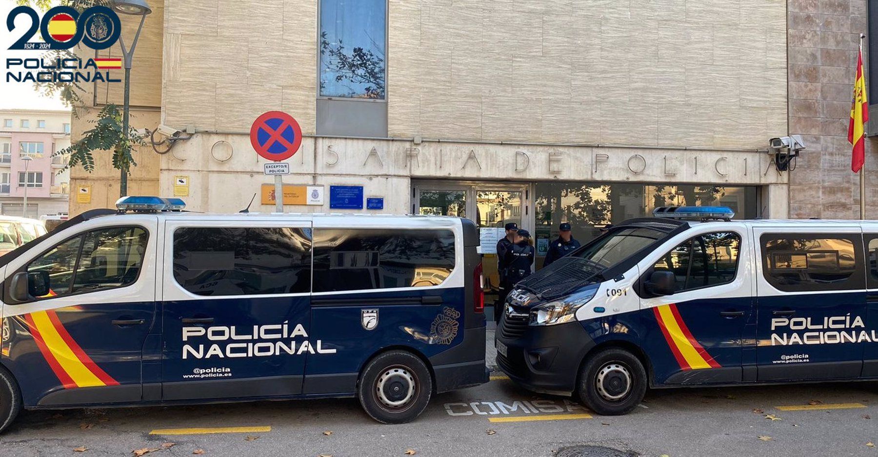 Vehículos policiales frente a la comisaría de Manacor.