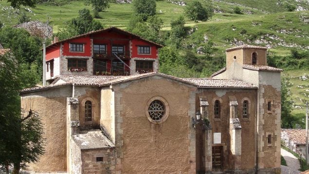 pueblo más pequeño de Cantabria, Tresviso, Iglesia de San Andrés