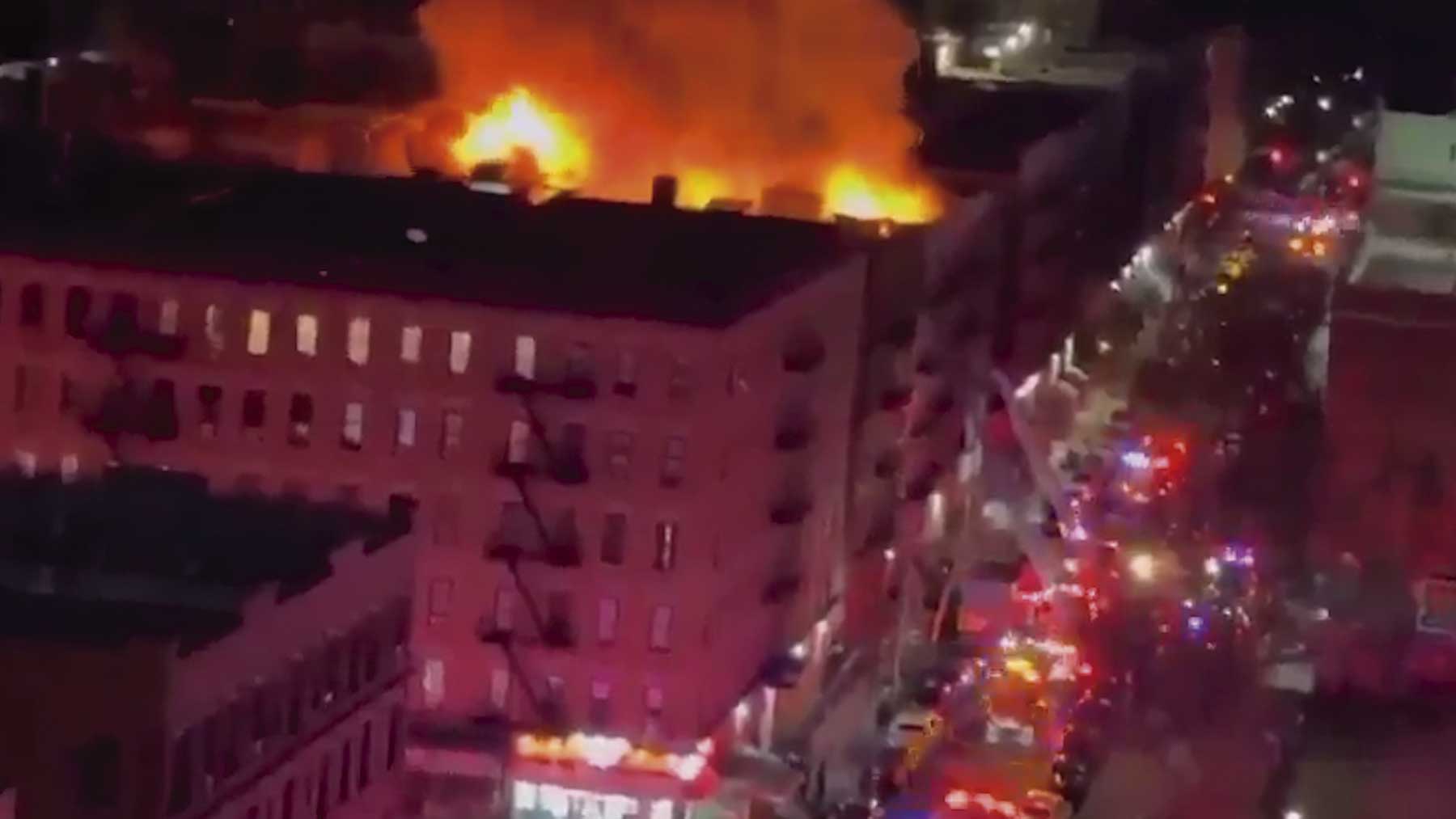 Un brutal incendio devora un edificio de apartamentos en Manhattan, Nueva York