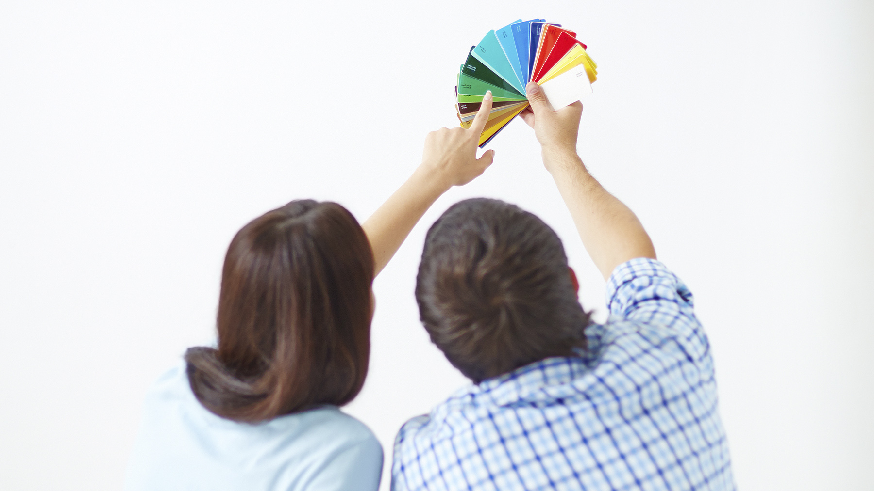 Pareja eligiendo el color de una pared. Foto: Freepik.