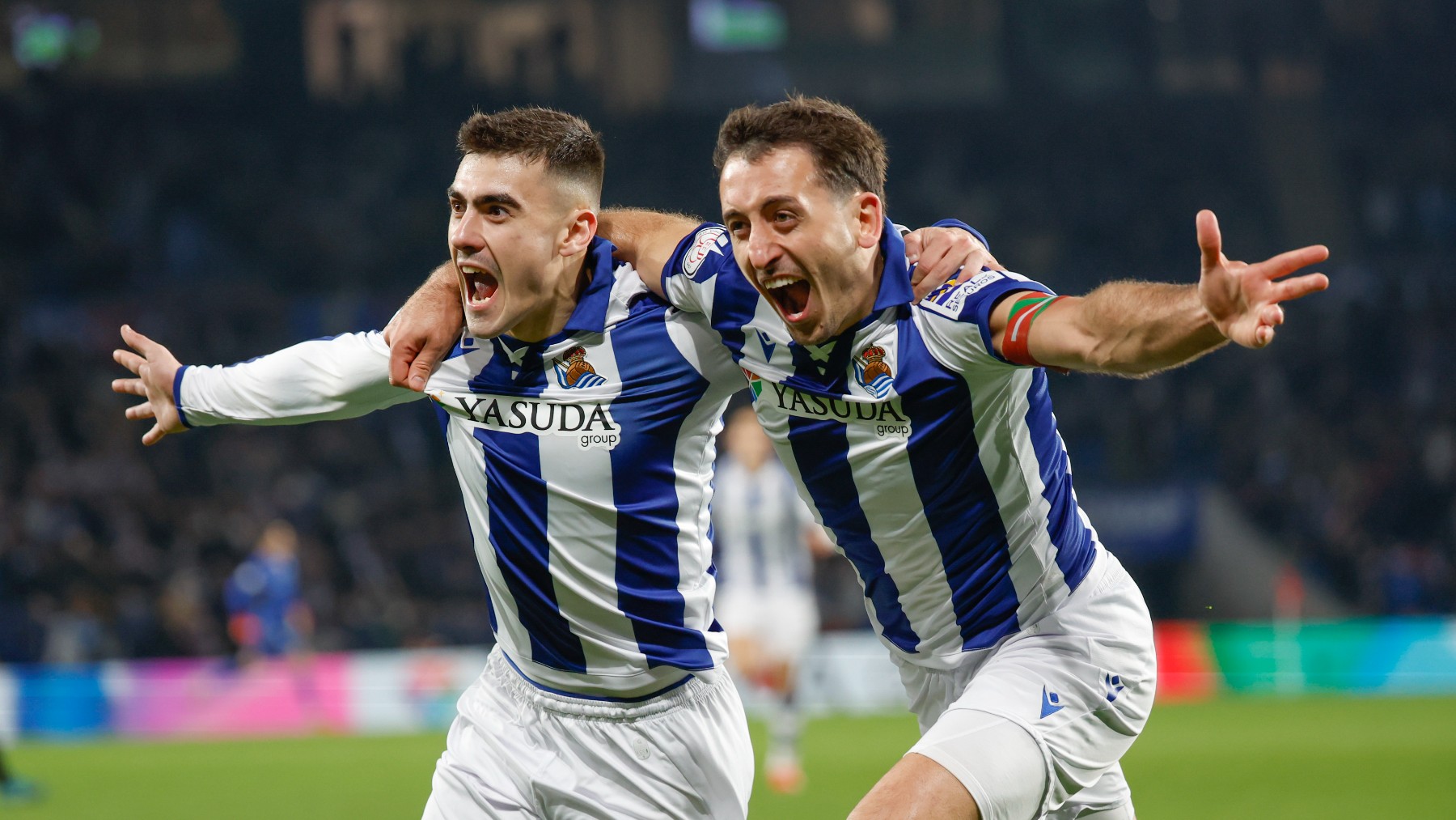 Barrenetxea y Oyarzabal celebran un gol. (EFE)