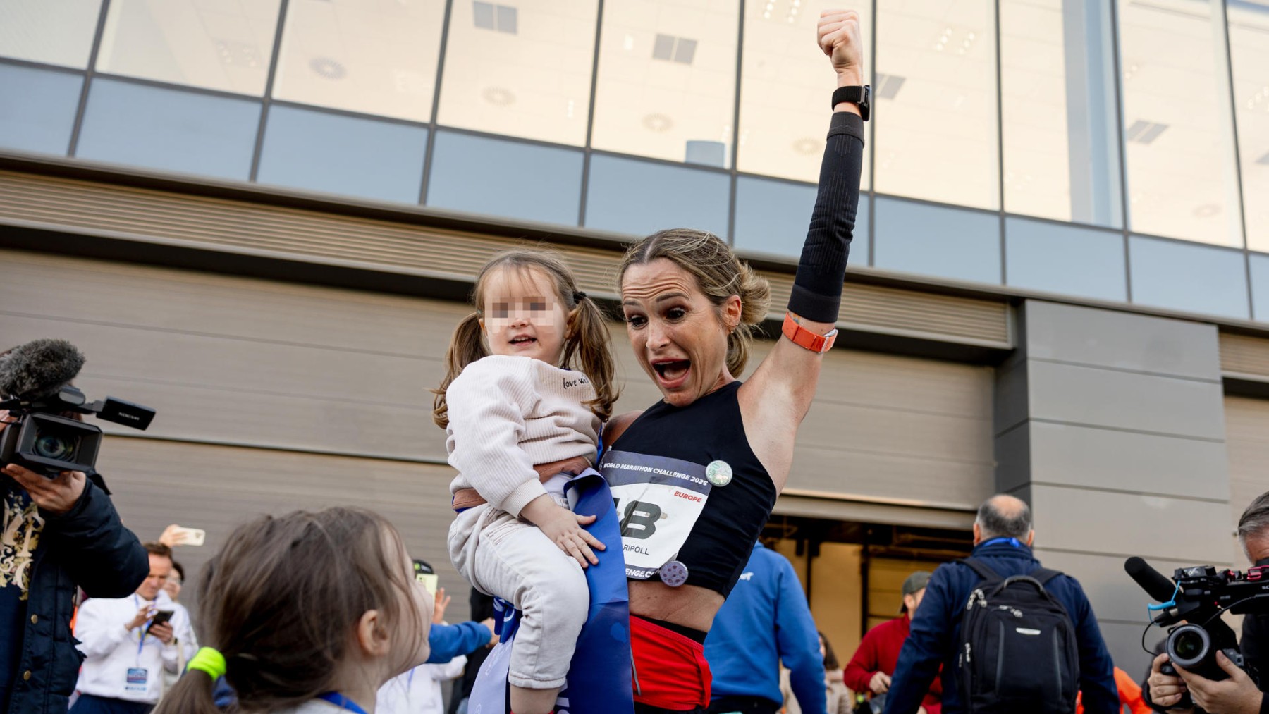 Verdeliss celebra la hazaña junto a su hija. (EFE)