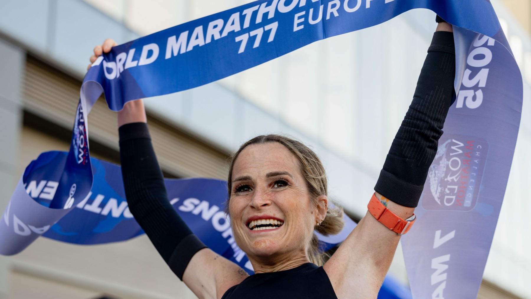 Verdeliss celebra su triunfo en una Maratón. (EFE)