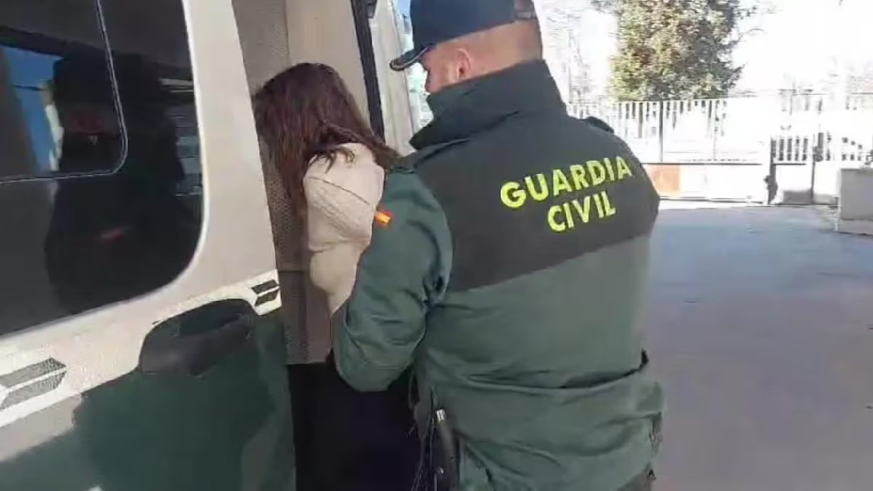 La detenida, entrando a un furgón de la Guardia Civil.