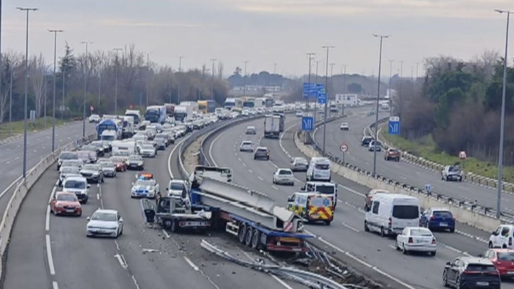 Un camión invade la mediana tras un accidente y provoca grandes atascos en la A-1 de Madrid