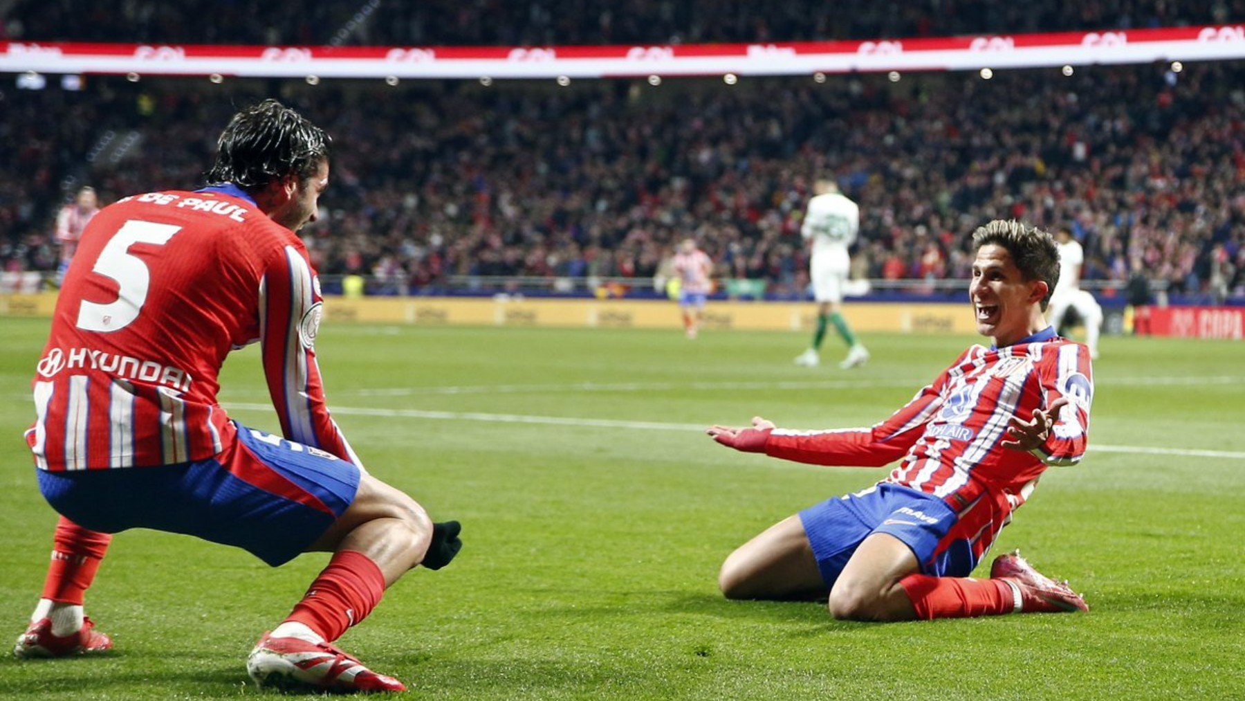 De Paul felicita a Giuliano por su gol al Getafe.