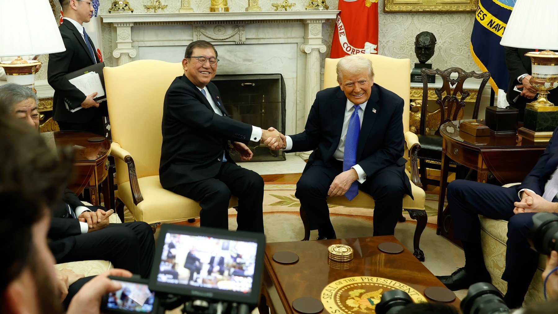 Donald Trump con el primer ministro japonés Shigeru Ishiba en el despacho oval. (Foto: Getty Images)