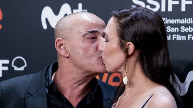 Eduard Fernández y su pareja Ainhoa Aldanondo se besan en un photocall. (Foto: Gtres).