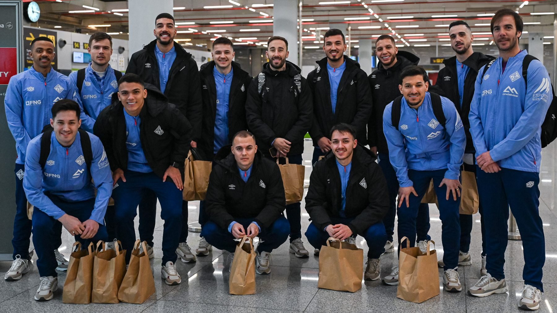 El Illes Balears Palma Futsal e el Aeroport de Sont San Joan antes de volar a Madrid