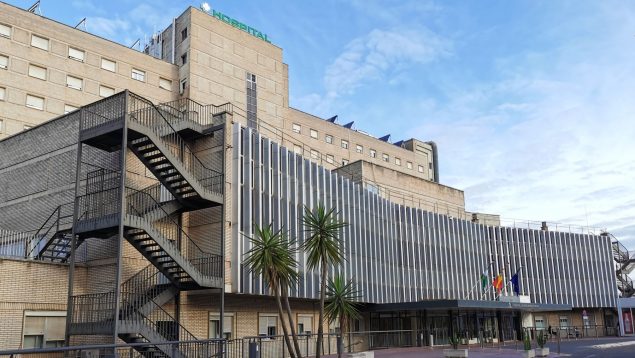 Una mujer de parto en Sevilla queda atrapada 40 minutos en un ascensor en su traslado a la UCI