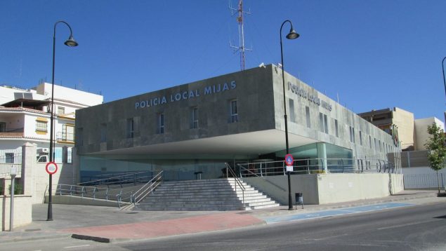 Una madre se atrinchera con su hijo en una casa de Mijas y amenaza de muerte a su familia y a la Policía