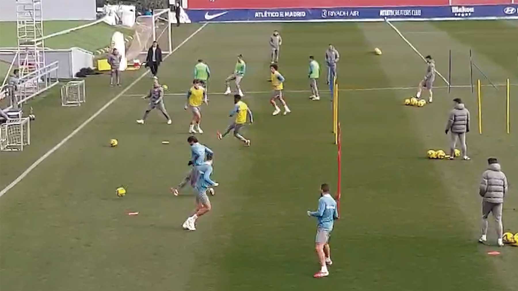 Los jugadores del Atlético durante el último entrenamiento previo al derbi.