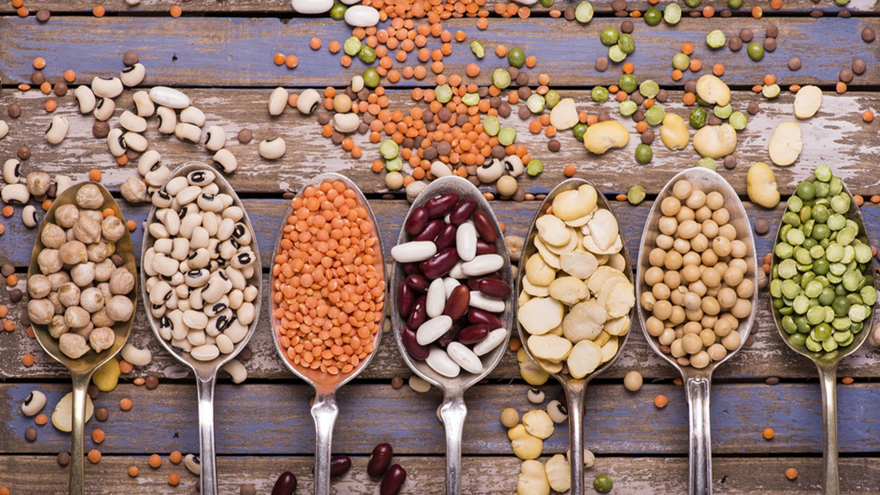 Las legumbres incluyen garbanzos, lentejas, frijoles, guisantes y otras variedades.