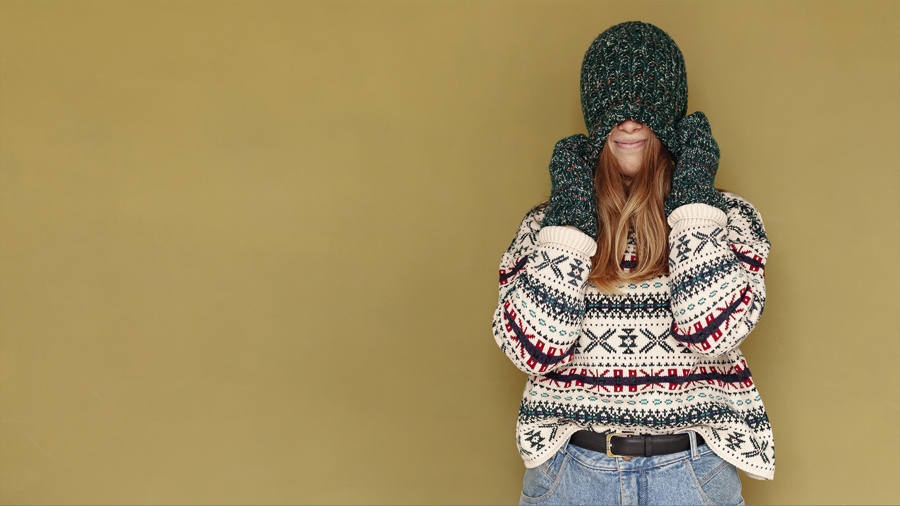 Mujer con ropa de invierno. Foto: Freepik.