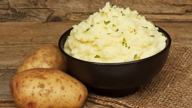 Ni agua ni sal: el truco de los cocineros para que las patatas hervidas tengan más sabor