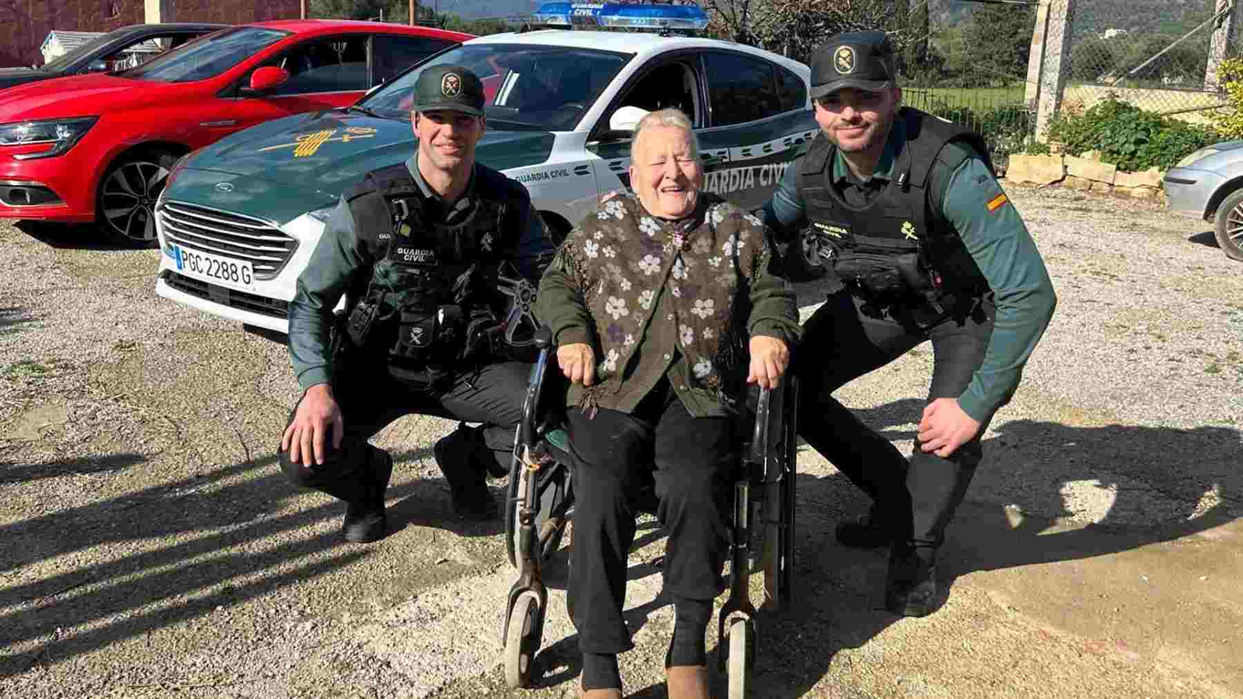 La Guardia Civil se reencuentra con una mujer de 89 años a la que rescató en un incendio en S’Albufera