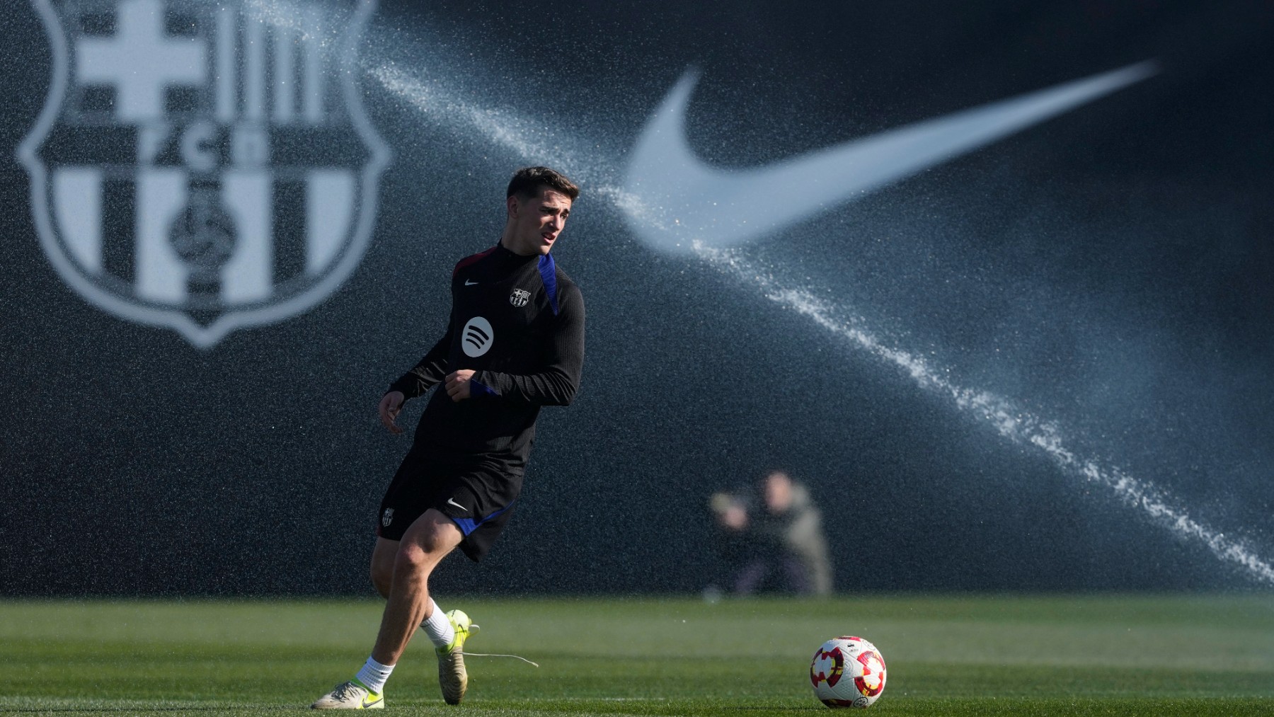 Gavi entrenando con el Barcelona. (EFE)