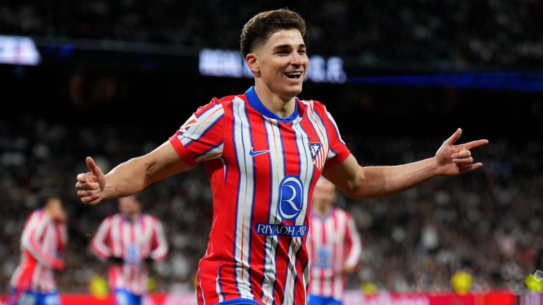 Julián Álvarez celebra el gol de penalti.