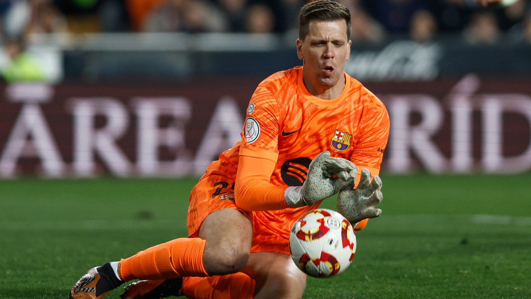 Szczesny contra el Valencia en Copa del Rey. (EFE)