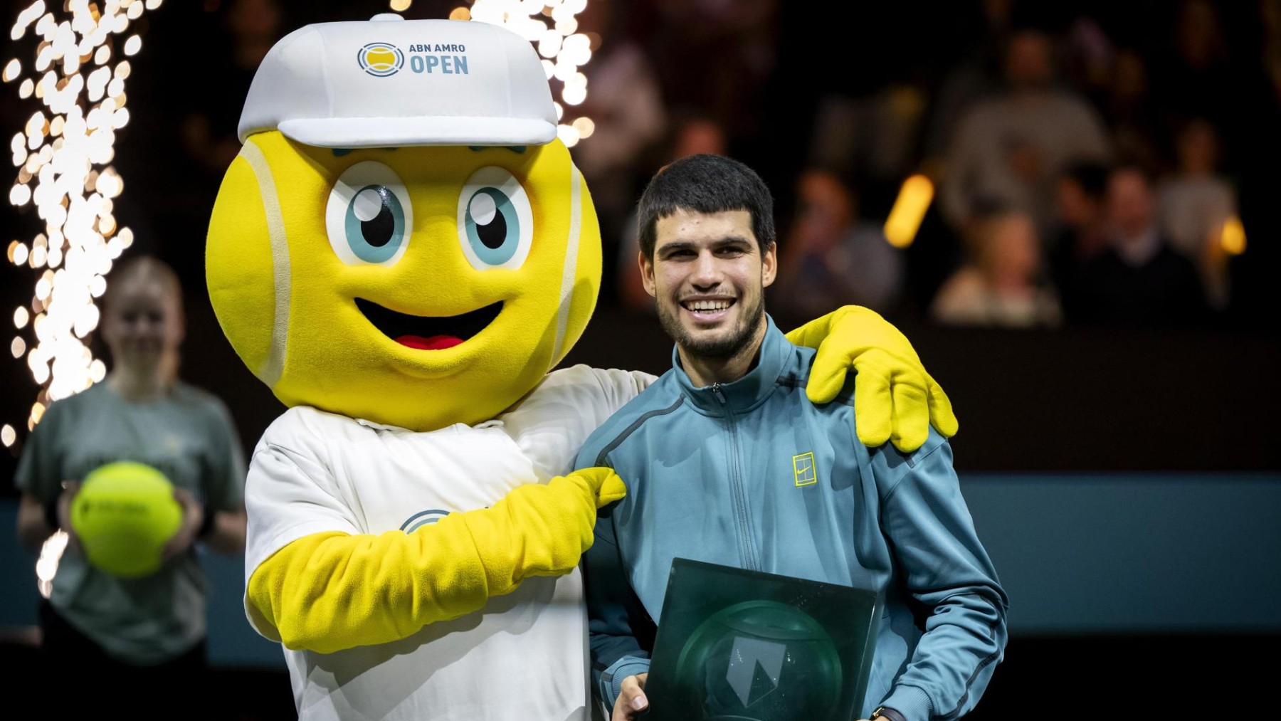 Alcaraz tras proclamarse campeón en el ATP 500 de Róterdam. (EFE)