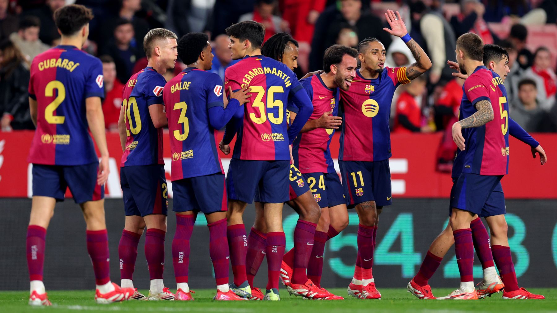 Los jugadores del Barcelona celebran uno de los goles en Sevilla. (Getty)