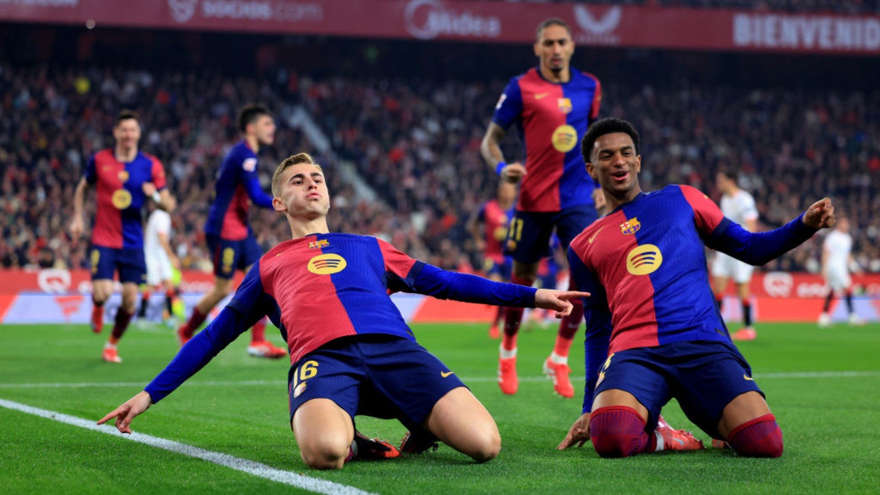 Los jugadores del Barcelona celebran uno de los goles anotados ante el Sevilla. (Getty)